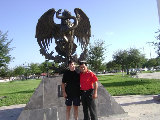 Noé y yo (de derecha a izquierda), junto al emblema de México