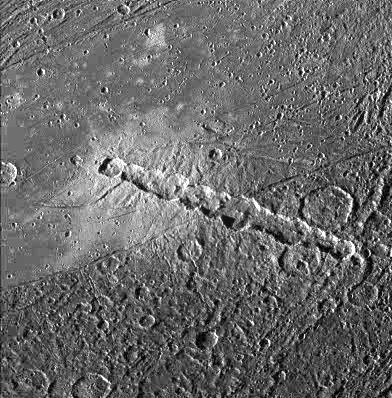 Chain_of_impact_craters_on_Ganymede.jpg