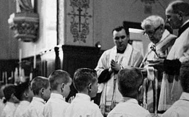 El sacerdote Lawrence C. Murphy, en el centro de la imagen con las manos juntas, en una foto de 1960 en la Escuela Saint John de Milwaukee. Foto: colección de steven geier