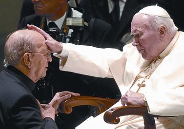 Marcial Maciel, fundador de los Legionarios de Cristo, recibe la bendición del papa Juan Pablo II, en el 2004